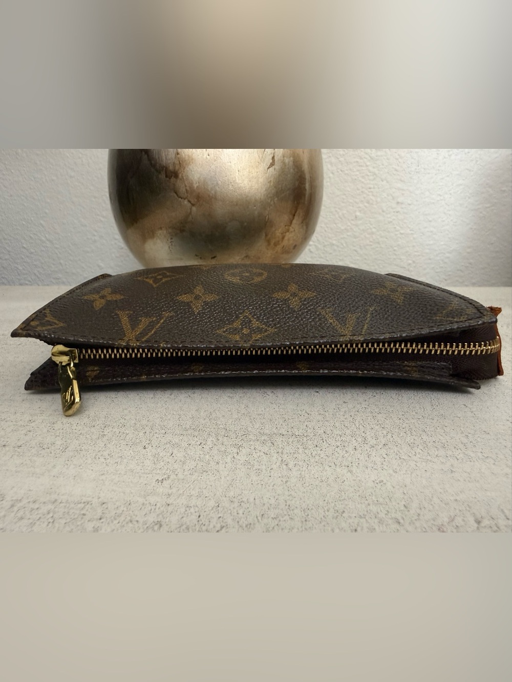 LOUIS VUITTON Monogram Bucket Pouch PM - Picture 4 of 11